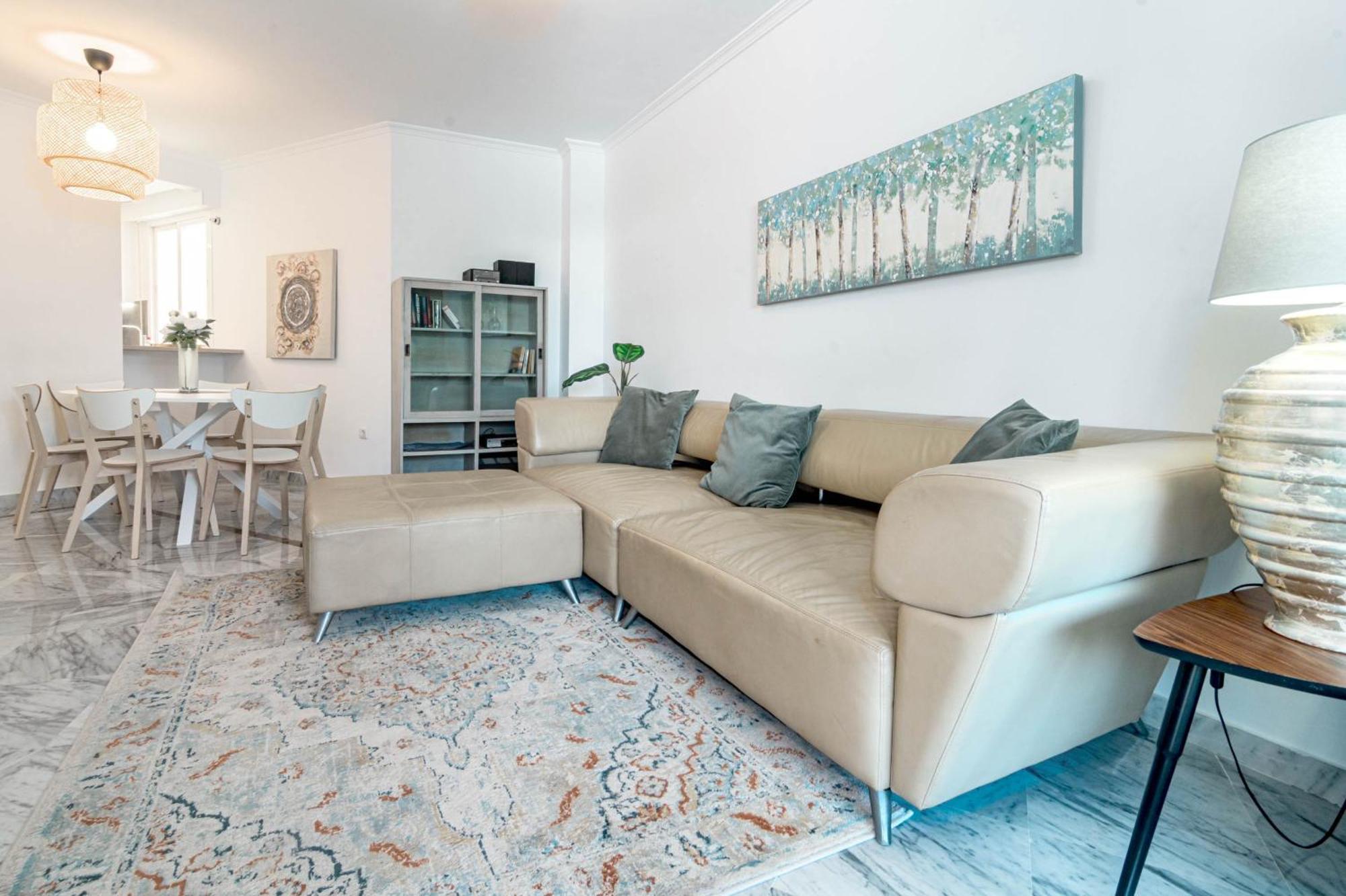 Lovely And Spacious 3-bedroom Apartment, 150m Walk To The Appartement