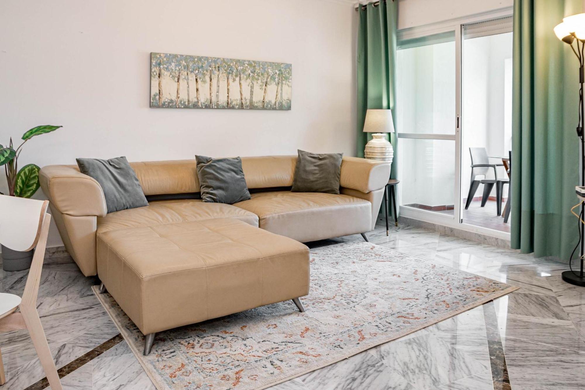 Appartement Lovely And Spacious 3-bedroom Apartment, 150m Walk To The Marbella