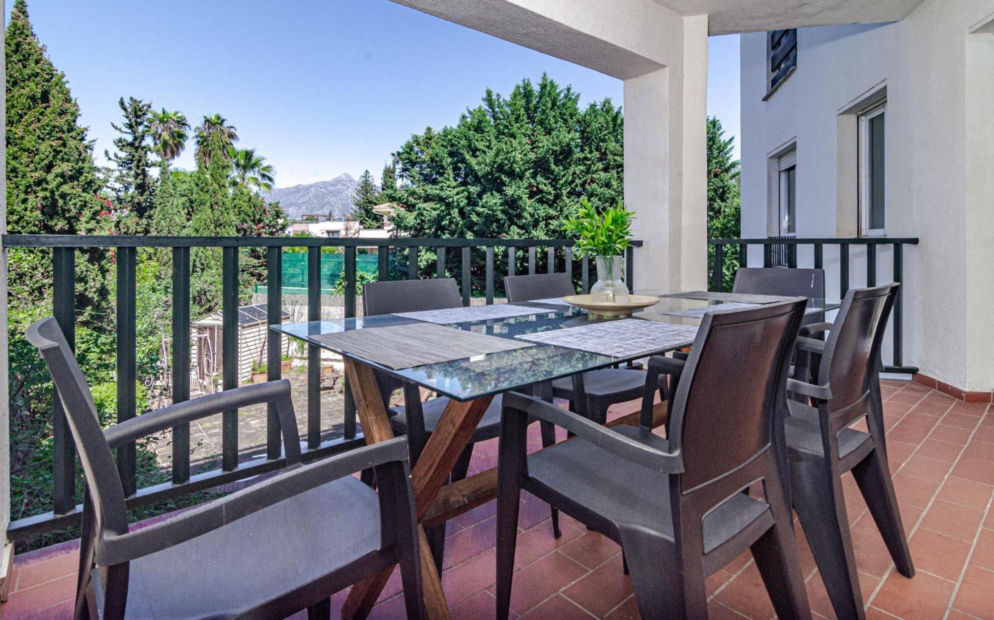 Lovely And Spacious 3-bedroom Apartment, 150m Walk To The Appartement