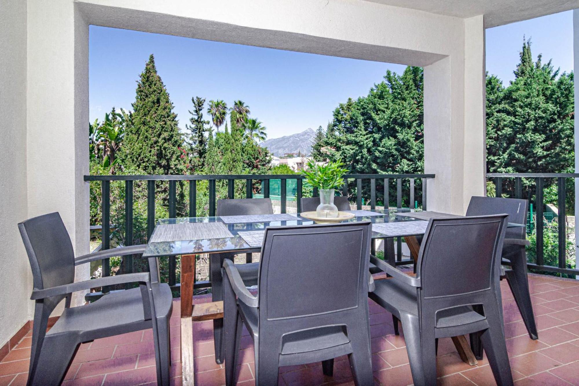 Appartement Lovely And Spacious 3-bedroom Apartment, 150m Walk To The *