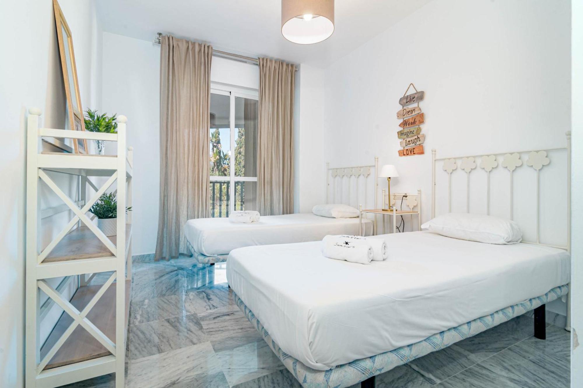 Appartement Lovely And Spacious 3-bedroom Apartment, 150m Walk To The *